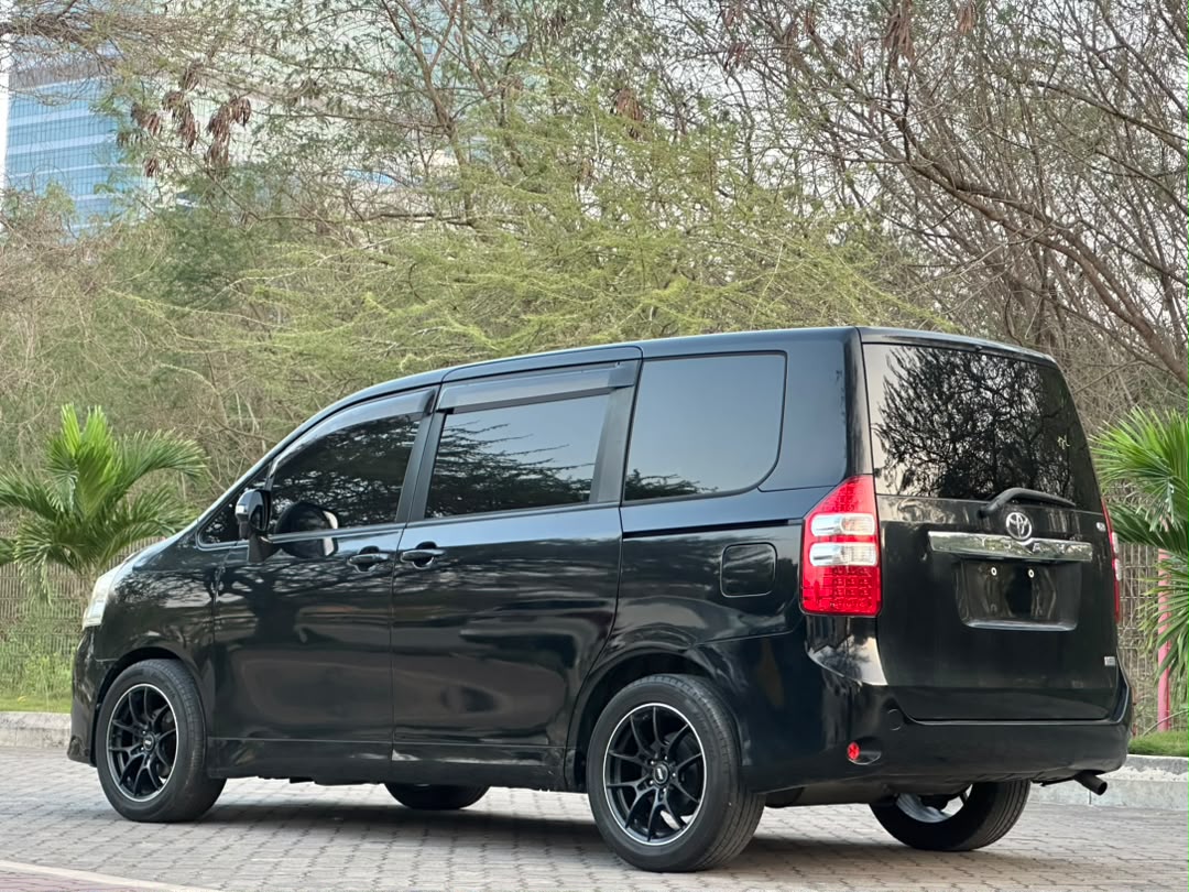 Toyota Noah new thumbnail 8